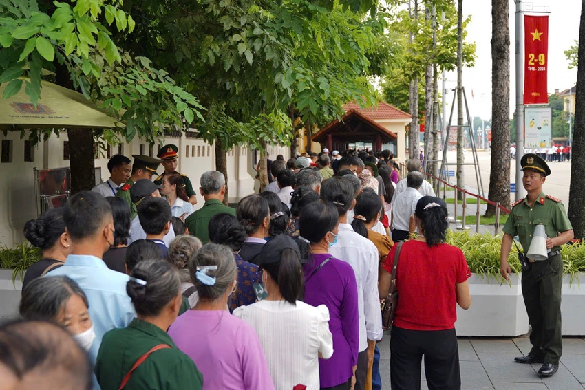 Dòng người xếp hàng vào lăng viếng Bác kéo dài từ đoạn ngã tư đường Hùng Vương - Lê Hồng Phong đến phố Ngọc Hà. lang-chu-tich (11).jpg