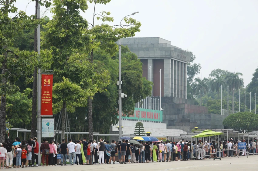 Cách đây 79 năm, vào 14 giờ chiều 2-9-1945, tại Quảng trường Ba Đình, trước hàng chục vạn đồng bào, Chủ tịch Hồ Chí Minh đã trịnh trọng đọc bản Tuyên ngôn độc lập, khai sinh ra nước Việt Nam Dân chủ Cộng hòa, nay là nước CHXHCN Việt Nam. Dù 79 năm đã đi qua nhưng ký ức vẫn còn mãi vẹn nguyên về ngày độc lập thiêng liêng của toàn dân tộc. lang-chu-tich (17).jpg