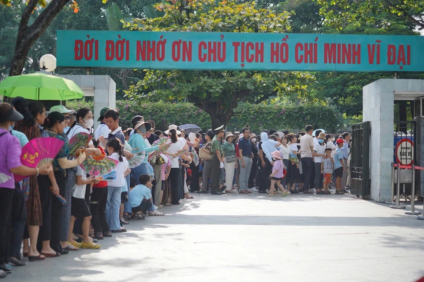 Ghi nhận từ sáng sớm 1-9, ngày thứ hai trong dịp nghỉ lễ Quốc khánh, hàng nghìn người dân trên khắp mọi miền của Tổ quốc đã về thủ đô Hà Nội để đón chào ngày Tết Độc lập và vào Lăng viếng Chủ tịch Hồ Chí Minh. lang-chu-tich (2).jpg