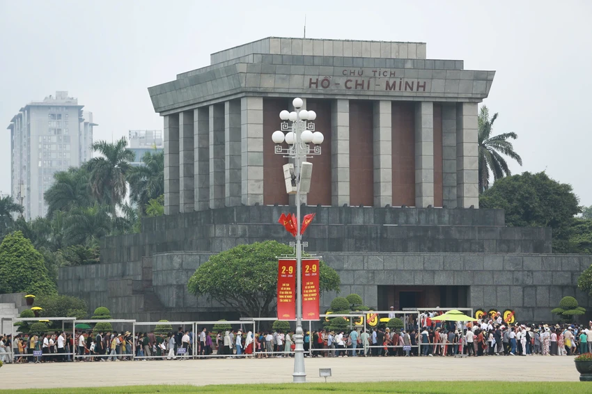 Càng về trưa đoàn người đến thăng Lăng mỗi lúc một đông. Ai nấy cũng mang trong mình tâm trạng háo hức, mong muốn sớm được vào viếng Bác trong ngày lễ Quốc Khánh 2-9. lang-chu-tich (28).jpg