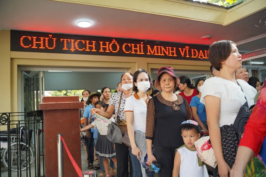 Dù thời tiết khá oi bức nhưng nhiều người vẫn kiên nhẫn xếp hàng, chờ đợi để vào Lăng viếng Chủ tịch Hồ Chí Minh. lang-chu-tich (50).jpg