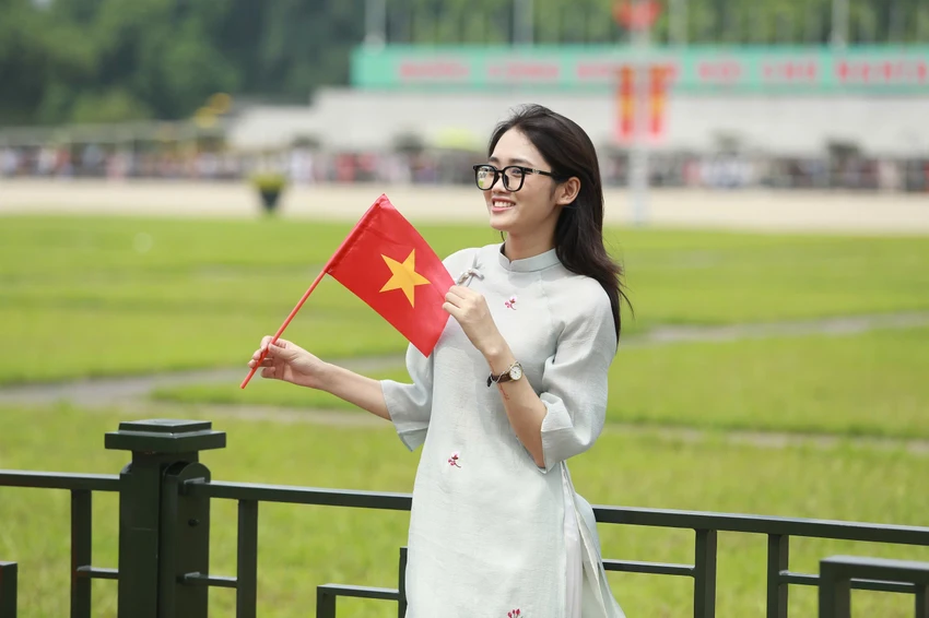 Phía ngoài, dọc vỉa hè trên đường Độc Lập, phía trước Quảng trường Ba Đình rất đông người đến chụp ảnh, check-in. lang-chu-tich (52).jpg
