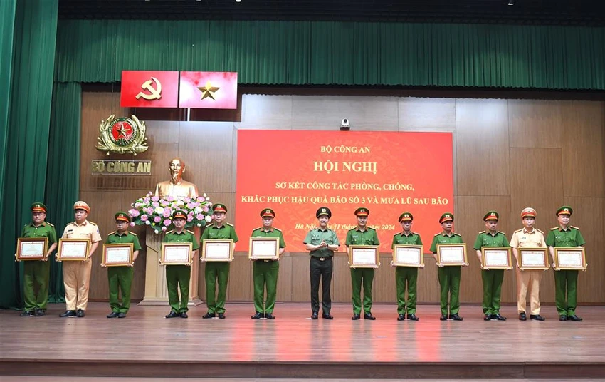 Thứ trưởng Lê Văn Tuyến trao Bằng khen của Bộ Công an tặng các tập thể và cá nhân có thành tích xuất sắc. Ảnh: CA dsc_8576.jpg