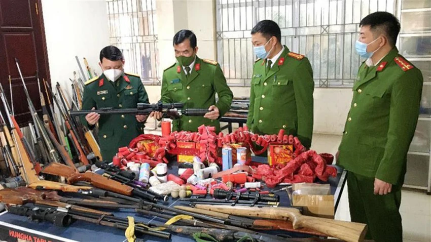Lực lượng chức năng thu hồi súng tự chế, vũ khí, vật liệu nổ. Ảnh: CA vkvln.jpg