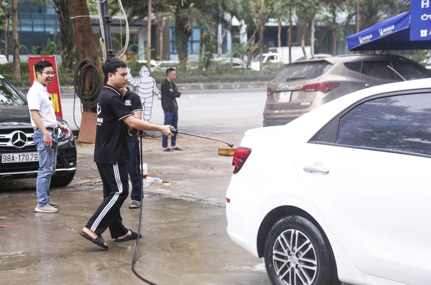 Mặc dù nhu cầu của khách tăng cao gấp 3 -4 lần so với ngày thường, nhưng chủ cơ sở khẳng định vẫn giữ đúng giá, bởi khách hàng đến đây thường là khách quen, gắn bó đã lâu. Theo đó, giá rửa xe tự động, kết hợp dọn dẹp nội thất dao động từ 120 – 140.000 đồng/xe ô tô, tùy theo cỡ xe. tet-nguyen-dan (1).jpg