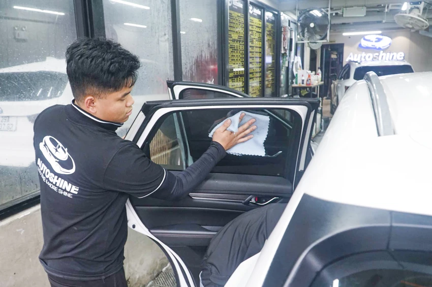 “Anh em những ngày giáp Tết Nguyên đán thường xuyên phải làm việc từ sáng sớm đến tối muộn mới có thể phục vụ tối đa nhu cầu của khách hàng”- anh Trung nói. tet-nguyen-dan (3).jpg
