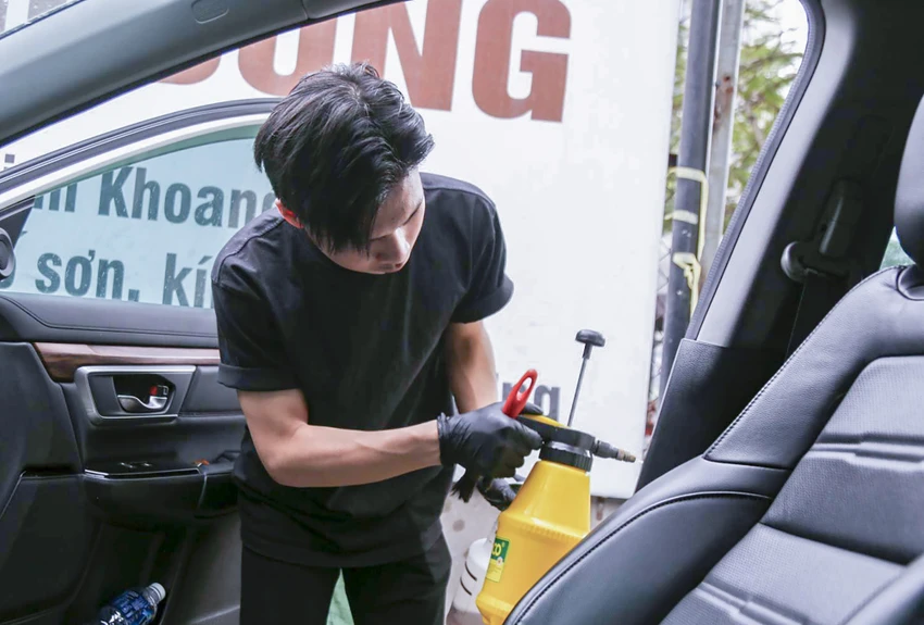 Tại một cơ sở rửa xe trên đường Võ Chí Công, TP Hà Nội các nhân viên làm việc không ngừng nghỉ để kịp phục vụ nhu cầu của khách hàng. tet-nguyen-dan (4).jpg