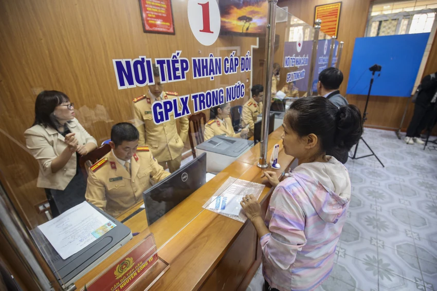 Người dân làm thủ tục cấp đổi giấy phép lái xe ở Hà Nội. Ảnh: PHI HÙNG giay-phep-lai-xe (2).jpg