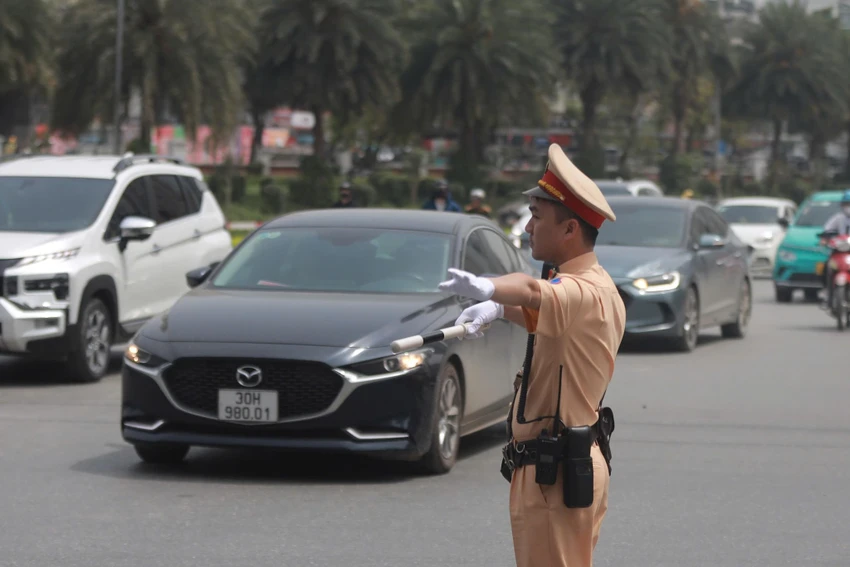Công an TP Hà Nội yêu cầu người dân nghiêm chỉnh chấp hành Luật trật tự an toàn giao thông đường bộ. Ảnh CA Cong-an-tp-ha-noi.jpg