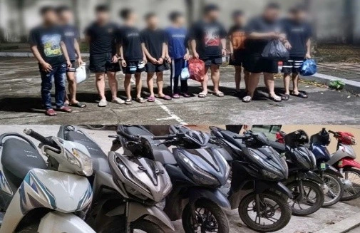 Nhóm thanh thiếu niên cùng tang vật. Ảnh CA thanh-thieu-nien.jpg