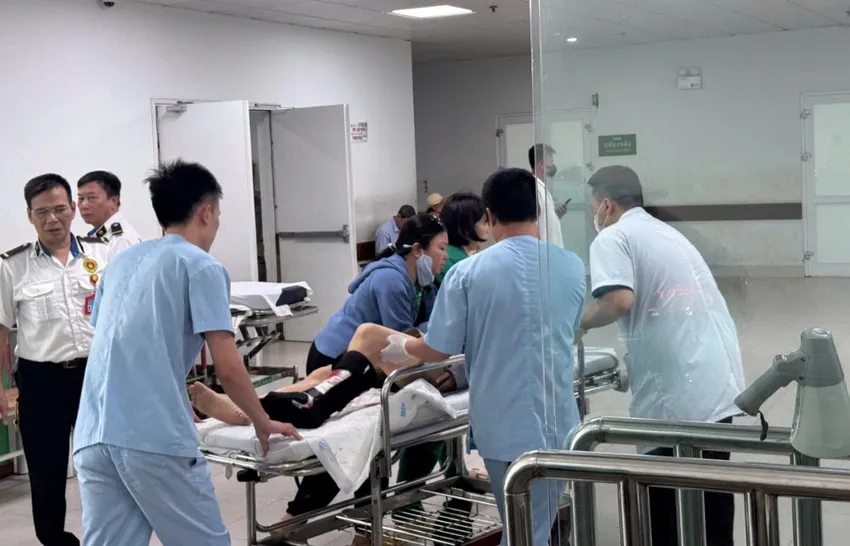 Nạn nhân được đưa đến bệnh viện cấp cứu kịp thời. Ảnh CA di-cap-cuu.jpg