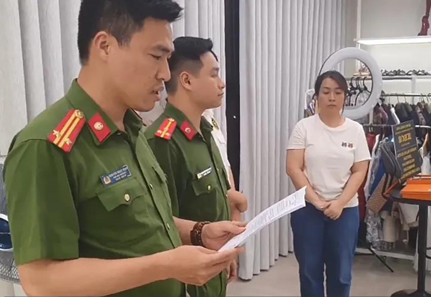 Cơ quan công an đọc các quyết định đối với Nguyễn Thị Thu Hường. Ảnh CA hoat-dong-kinh-doanh.jpg