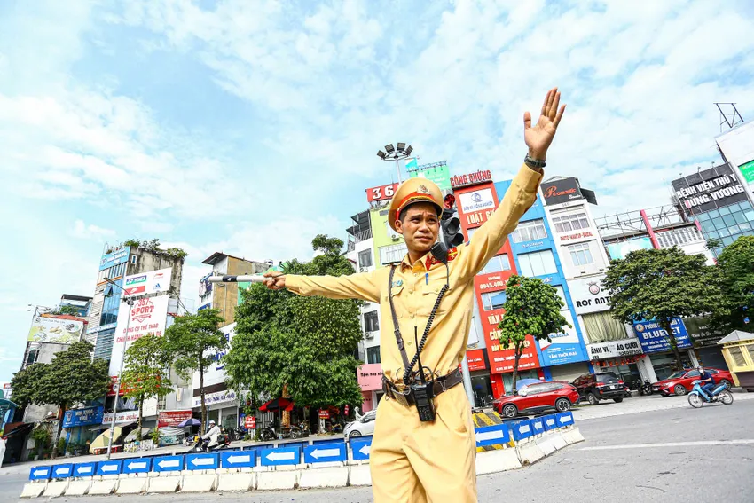 Hình ảnh CSGT điều tiết giao thông tại Hà Nội. Ảnh minh họa PHI HÙNG thoi-tiet-mua-he (46).jpg