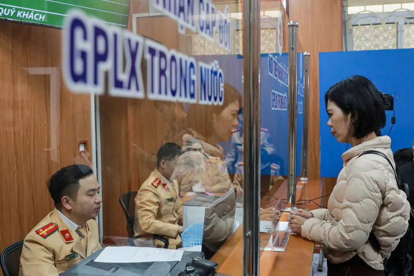 CSGT hướng dẫn người dân tại trụ sở đơn vị. Ảnh: CA ung-dung-VNeTraffic.jpg