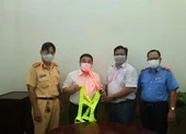 Hộ dân trong khu cách ly thi chăm sóc cây táo Mỹ ảnh 7 Doanh nghiệp, Sở GTVT TP.HCM chung tay chống dịch COVID-19