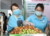 Tặng suất cơm nóng, ổ bánh mì… đầy nghĩa tình trong tâm dịch ảnh 12 Bếp ăn 0 đồng, xe cứu thương miễn phí và tình người Sài Gòn