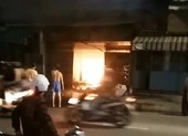 Gò Vấp: Xe đưa rước nhân viên tông văng dải phân cách ảnh 4 Nam thanh niên la lối rồi rời đi thì nhà bốc cháy