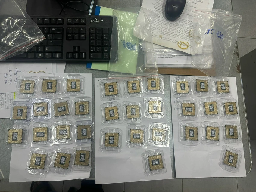 Công an thu hồi các CPU để phục vụ điều tra. Ảnh: CA tho-sua-may-tinh-dot-nhap-truong-hoc-trom-ram-va-cpu-2.jpg