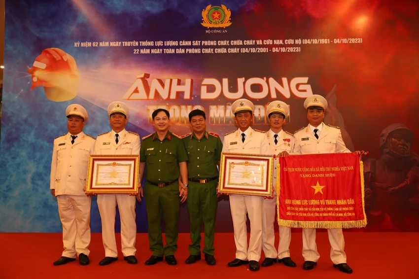 Trung tá Nguyễn Chí Thành (thứ 3 từ phải sang) được tặng danh hiệu Anh hùng LLVT nhân dân. Ảnh: CA trung-ta-le-chi-thanh-duoc-phong-tang-anh-hung-llvt-nhan-dan.jpg