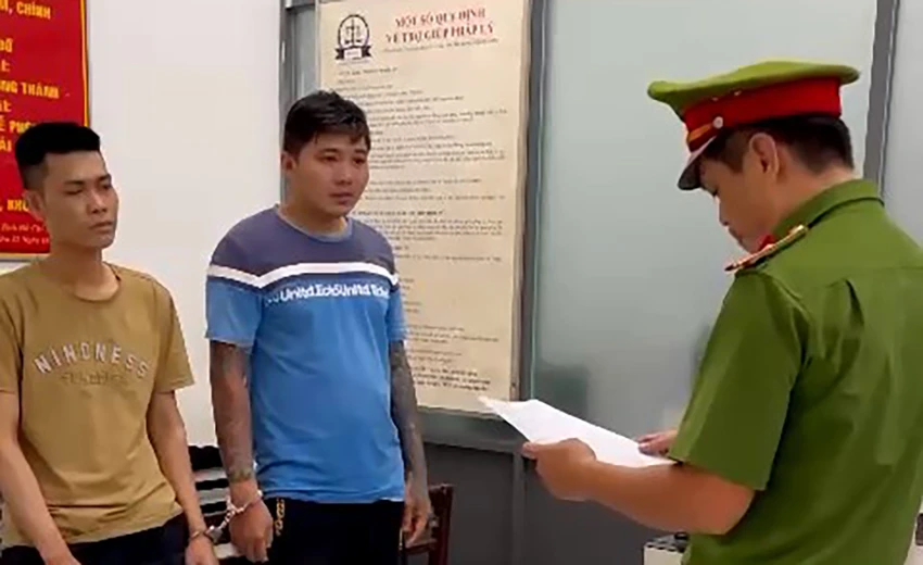 Công an quận 12 đọc Quyết định khởi tố, lệnh tạm giam hai tháng với Quang và Tiến. Ảnh: CA khoi-to-hinh-su-2-thanh-nien-trom-cho-bi-o-to-tong-vang-quan-12-6.jpg