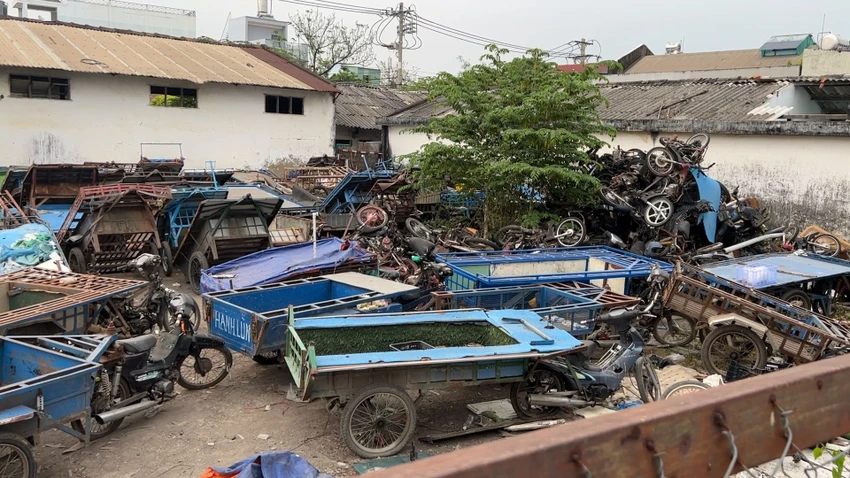 Công an huyện Hóc Môn đang tìm chủ của 26 phương tiện phát hiện ở khu vực Chợ đầu mối Hóc Môn. Ảnh: TY Công an tìm chủ sở hữu của 26 xe ‘vô chủ’ ở Chợ đầu mối Hóc Môn