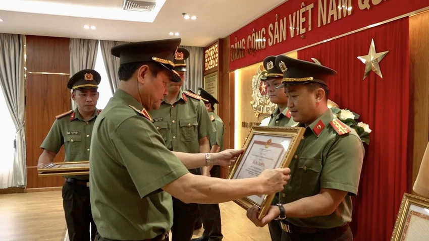 Giám đốc Công an TP.HCM khen thưởng các cá nhân, đơn vị đạt thành tích xuất sắc. Ảnh: CA Công an TP.HCM tập trung tấn công, trấn áp tội phạm dịp Tết 2024