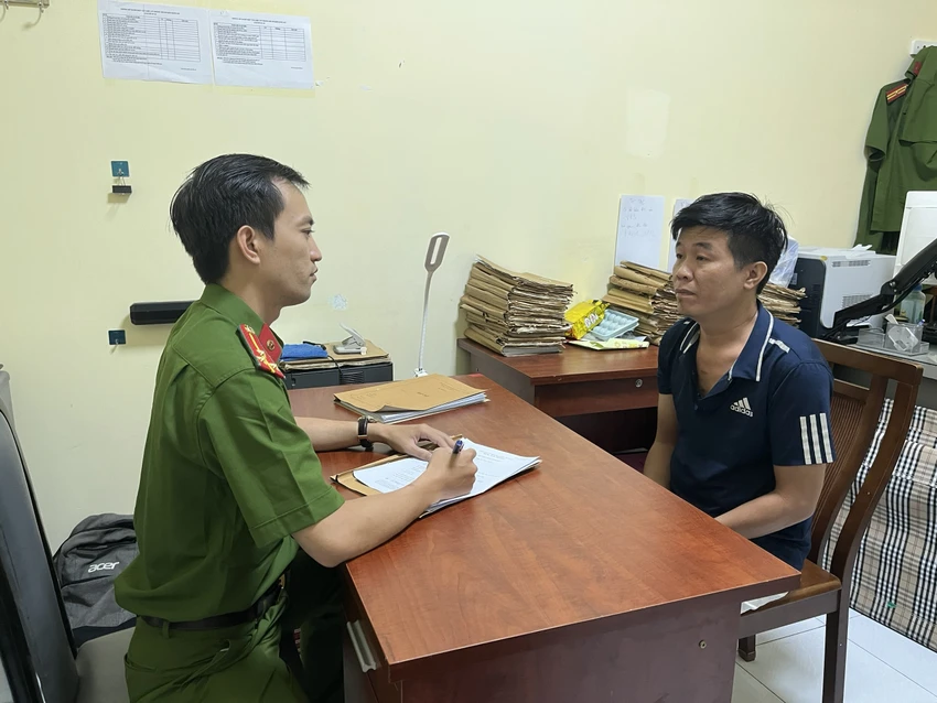 Công an lấy lời khai với ông Lữ để phục vụ điều tra. Ảnh: HT 8 người gầy sòng cá độ đá bóng ở quán cà phê để hút khách