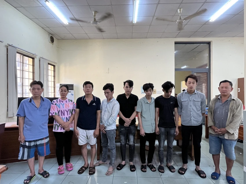 Nhóm tổ chức đánh bạc do bà Muội cầm đầu hiện đang được công an sàng lọc, làm rõ vai trò. Ảnh: HT 8 người gầy sòng cá độ đá bóng ở quán cà phê để hút khách