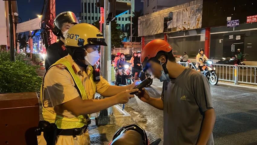 Công an kiểm tra nồng độ cồn trên đường Út Tịch, quận Tân Bình hồi đầu năm. Ảnh: NY CSGT sẽ tập trung kiểm tra nồng độ cồn gần nhà hàng, quán nhậu dịp Tết