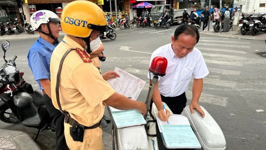 Công an sẽ kiểm tra nồng độ cồn tại các tuyến đường hay xảy ra tai nạn giao thông và tập trung các nhà hàng, quán ăn có phục vụ rượu bia. Ảnh: NY CSGT sẽ tập trung kiểm tra nồng độ cồn gần nhà hàng, quán nhậu dịp Tết