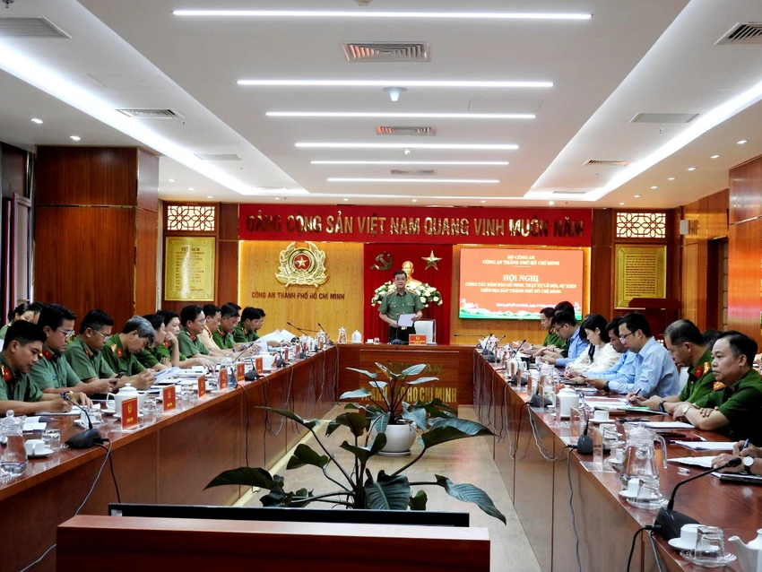 Các đại biểu thống nhất cao việc kiểm soát, kiểm tra và xử lý nghiêm các trường hợp sử dụng thiết bị bay không người lái (flycam ) chưa được cấp phép tại các khu vực tổ chức sự kiện. Ảnh: BT Công an TP.HCM sẽ kiểm soát, xử lý nghiêm việc dùng flycam ở sự kiện, lễ hội dịp Tết