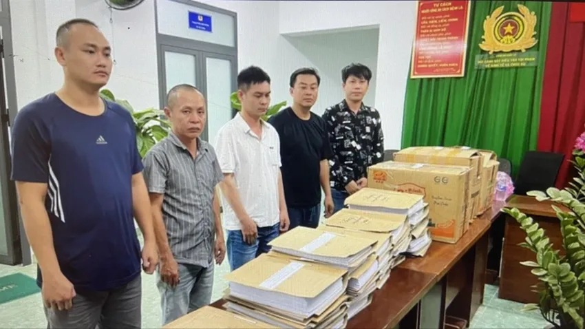 Ngoài Vinh, công an khởi tố thêm bốn người khác để điều tra về cùng hành vi. Ảnh: CA Lập 26 công ty ‘ma’ để mua bán trái phép hóa đơn lên đến ngàn tỉ