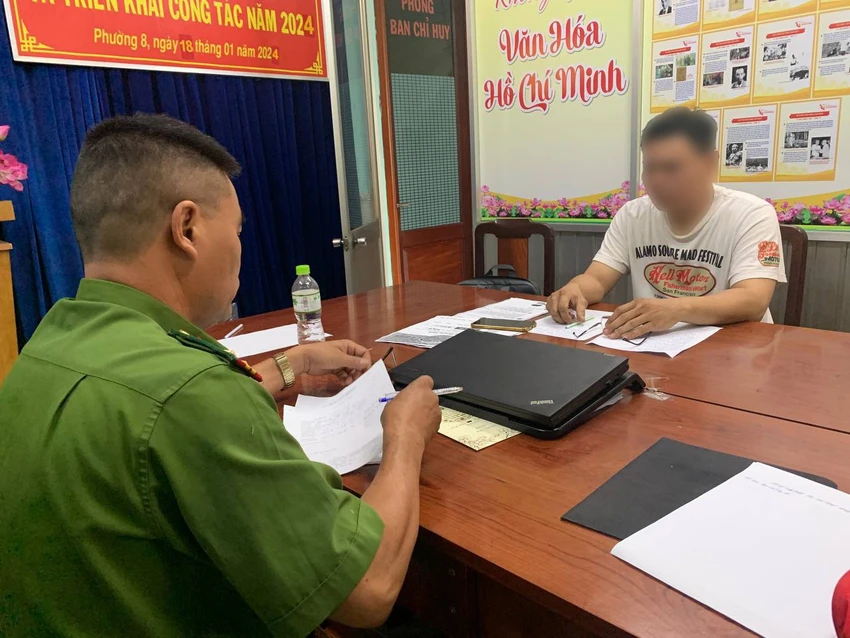 Công an TP.HCM cũng đề nghị người dân cần nhận thức rõ vai trò, trách nhiệm của bản thân trong việc sử dụng mạng xã hội; tôn trọng, làm theo pháp luật và những chuẩn mực đạo đức xã hội. Ảnh: CA Công an TP.HCM xử lý 3 người đăng tin sai sự thật về việc Tổng bí thư Nguyễn Phú Trọng từ trần