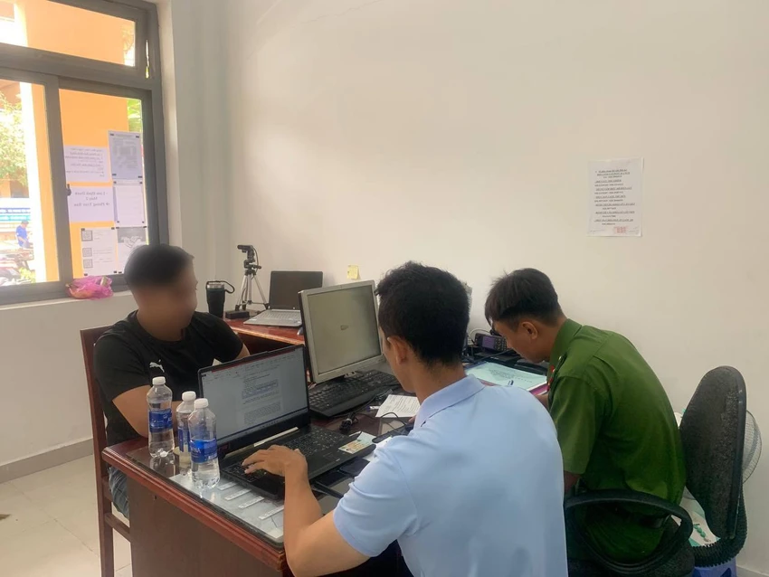 Trong số này, hai người bị xử phạt hành chính, một người bị nhắc nhở. Ảnh: CA Công an TP.HCM xử lý 3 người đăng tin sai sự thật về việc Tổng bí thư Nguyễn Phú Trọng từ trần