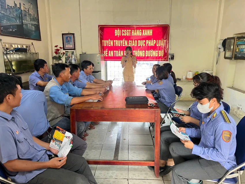 Đội CSGT Hàng Xanh thực hiện buổi tuyên truyền, giáo dục pháp luật về an toàn giao thông đường sắt. Ảnh: CA CSGT tăng cường kiểm tra, xử phạt lấn chiếm hành lang an toàn đường sắt