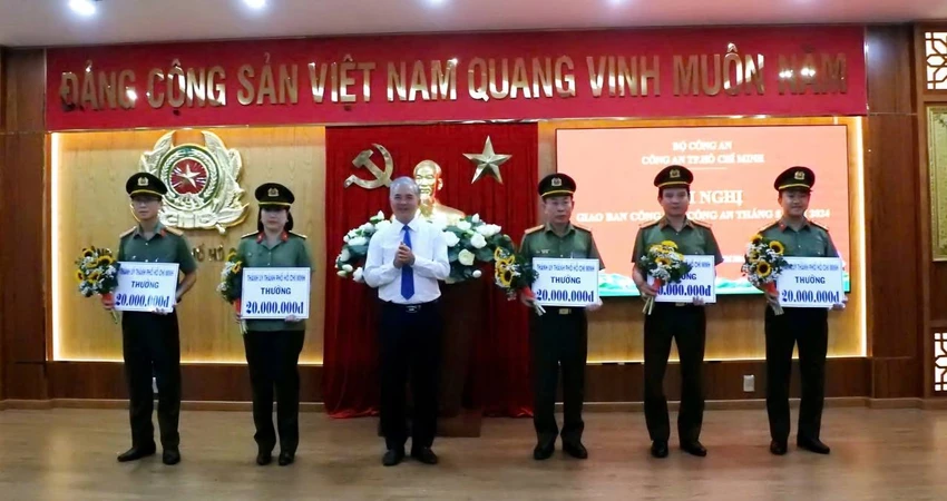 Lãnh đạo Thành uỷ, Uỷ ban nhân dân Thành phố đã khen thưởng đột xuất cho lực lượng An ninh Công an Thành phố. Ảnh: CA Công an TP.HCM bắt hai người hoạt động nhằm lật đổ chính quyền nhân dân