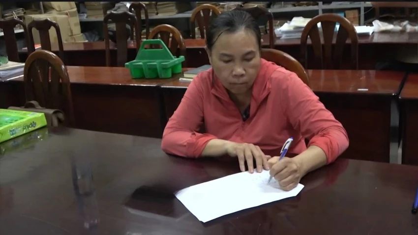 Bà Hường tại cơ quan điều tra. Ảnh: CA Công an TP.HCM bắt hai người hoạt động nhằm lật đổ chính quyền nhân dân