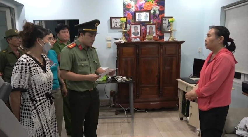 Công an đọc lệnh khởi tố, bắt giam và thực hiện khám xét nơi ở của bà Hường tại quận Gò Vấp. Ảnh: CA Công an TP.HCM bắt hai người hoạt động nhằm lật đổ chính quyền nhân dân