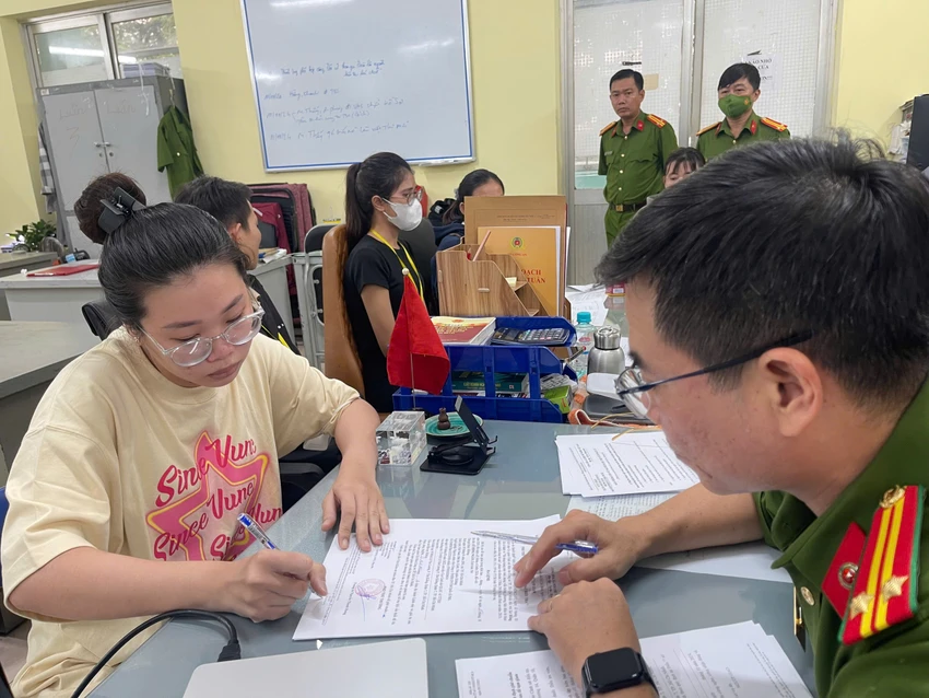 Trước đó, công an thực hiện việc bắt, khám xét với nhiều người là quản lý của nhóm này để điều tra. Ảnh: CA 614-chu-the-tin-dung-bi-chiem-doat-tien-ti-bang-chieu-thuc-tinh-vi (3).jpg
