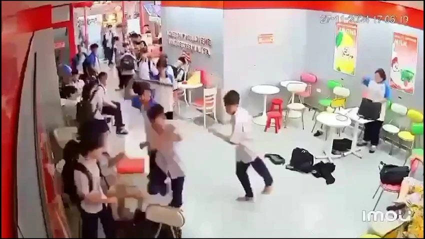 Cơ quan chức năng đang xác minh, xử lý nhóm học sinh dùng gậy bóng chày đánh nhau tại quán kem. Ảnh cắt từ clip Công an xác minh vụ học sinh dùng gậy bóng chày đánh nhau trong quán kem