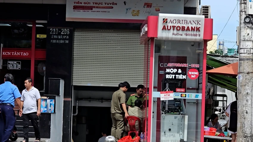 Công an đưa Khoa tới hiện trường để phục vụ điều tra. Ảnh: HT Lời khai người đàn ông dùng xà beng đập phá trụ ATM ở Bình Tân