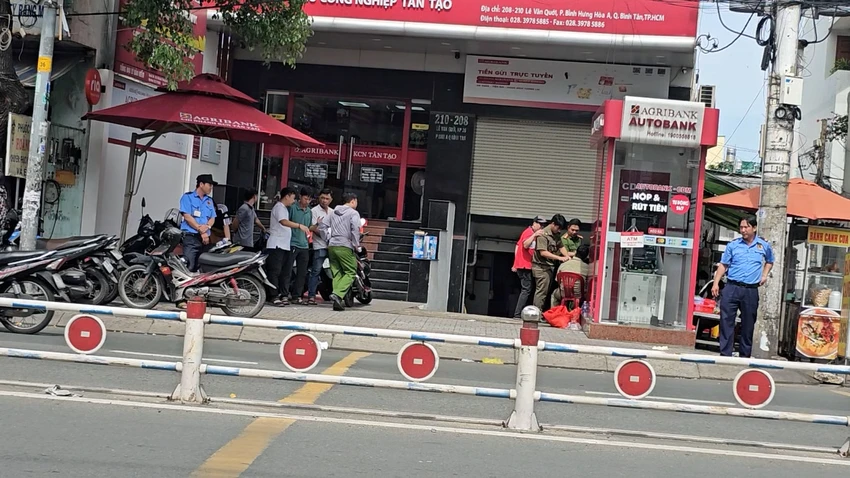 Công an phong tỏa, khám nghiệm điều tra vụ người đàn ông đập phá trụ ATM ở quận Bình Tân. Ảnh: HT Lời khai người đàn ông dùng xà beng đập phá trụ ATM ở Bình Tân