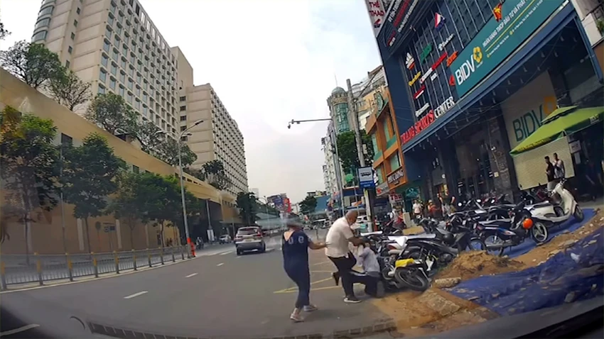 Camera hành trình của một phương tiện chạy trên đường Phạm Hồng Thái đã ghi lại một phần diễn biến vụ việc. Ảnh cắt từ clip cam-dao-danh-nguoi-di-duong-nguoi-dan-ong-bi-trieu-tap.jpg