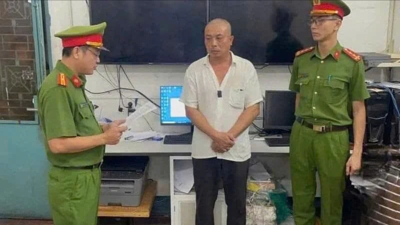 Công an tạm giữ hình sự với ông Hà để điều tra. Ảnh: CA Người đàn ông cầm dao đánh shipper ở quận 1 bị tạm giữ hình sự