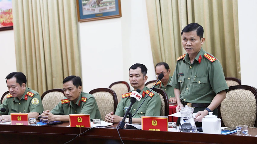 Thượng tá Nguyễn Thăng Long, Phó Phòng PV01 phát biểu tại buổi gặp gỡ báo chí. Ảnh: NT cong-an-tp-hcm-tiep-tuc-keo-giam-toi-pham-ve-trat-tu-xa-hoi-1.jpg