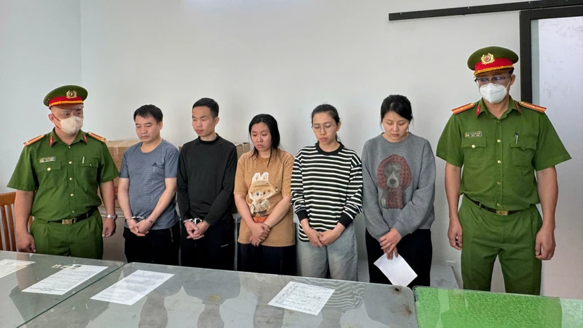Công an khởi tố năm người về tội vận chuyển trái phép hàng hóa tiền tệ qua biên giới. Ảnh: CA Đường dây lập các công ty ma, nhập khẩu trái phép hàng từ Trung Quốc