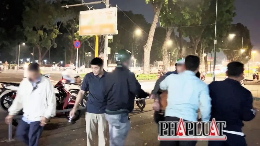 Các trinh sát Đội 2, Phòng cảnh sát Hình sự mật phục, bắt băng trộm ở Công viên Gia Định. Ảnh: HẢI - TÂN vu-bat-bang-trom-o-cong-vien-cong-an-tim-nan-nhan-cua-bon-vu-trom (4).jpg