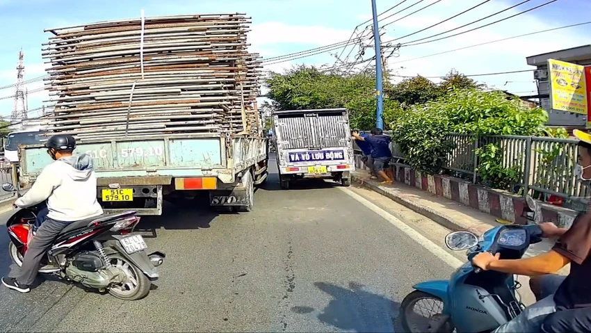 đánh nhau loạn xạ