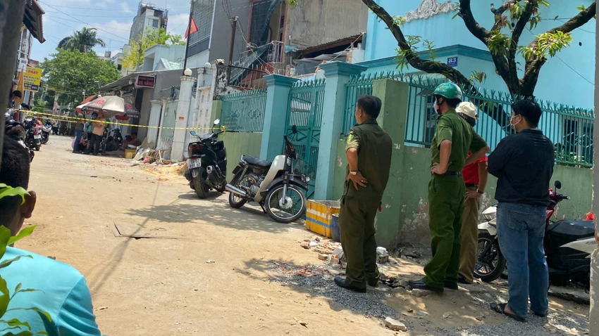 Công an phong tỏa hiện trường phục vụ việc khám nghiệm, điều tra. Ảnh: HT Sập công trình đang tháo dỡ ở quận 12, 1 người chết