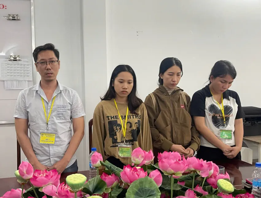 Công an lập hồ sơ, lấy lời khai nhiều người liên quan đến hành vi lừa đảo của Đào Thị Kiều Oanh, Lê Thị Kim Hòa. Ảnh: CA Đường dây lừa đảo 'chuyển đổi tín dụng thành tiền mặt', gần 700 nạn nhân ‘sập bẫy’